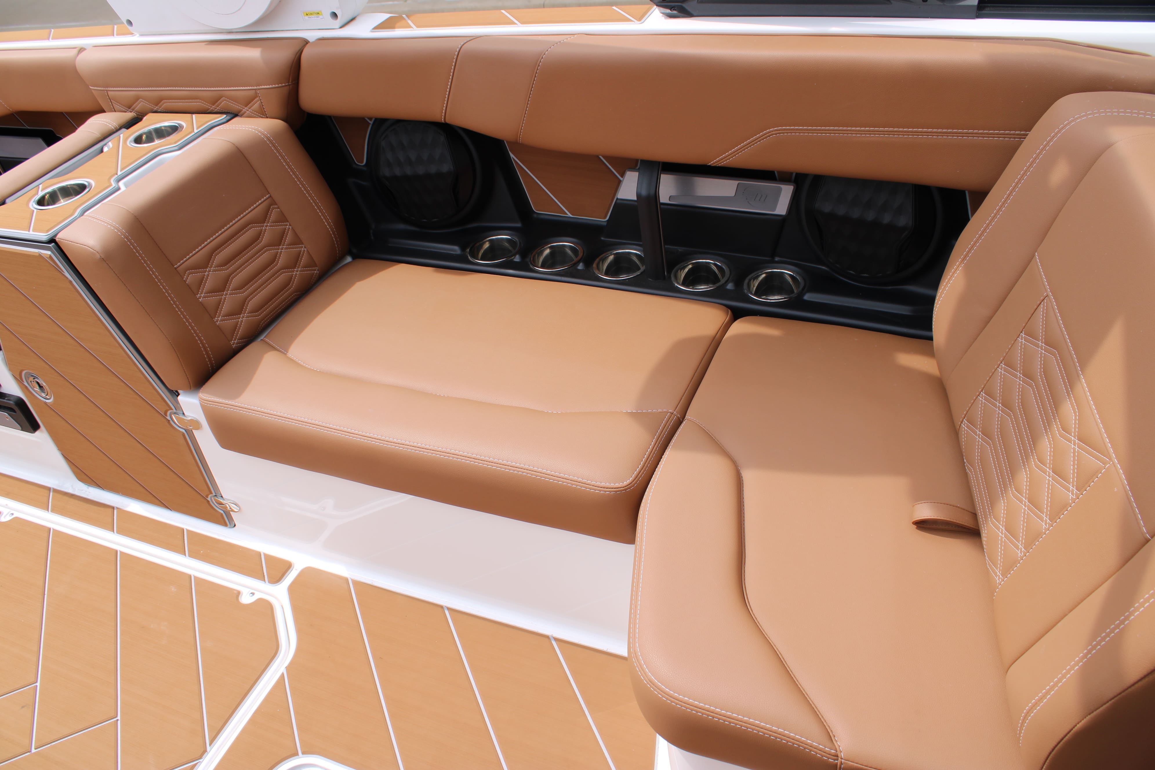 2025 Malibu 26 LSV Icon
